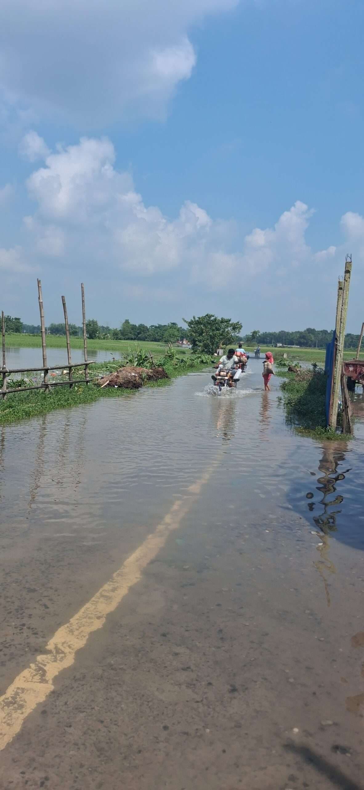 कोरियापट्टी-राजेश्वरी मुख्य मार्ग पर अभी भी जमा है पानी, लोग परेशान