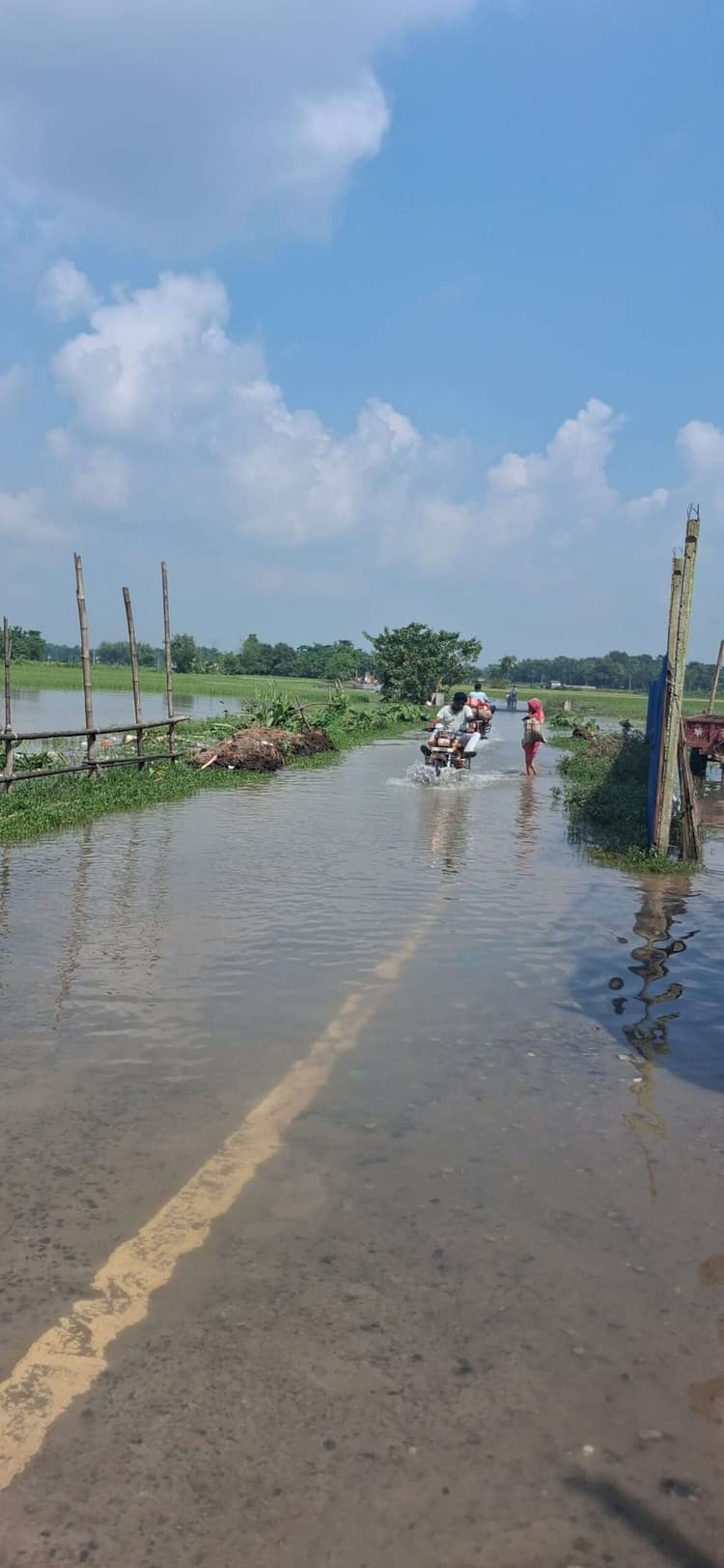 कोरियापट्टी-राजेश्वरी मुख्य मार्ग पर अभी भी जमा है पानी, लोग परेशान