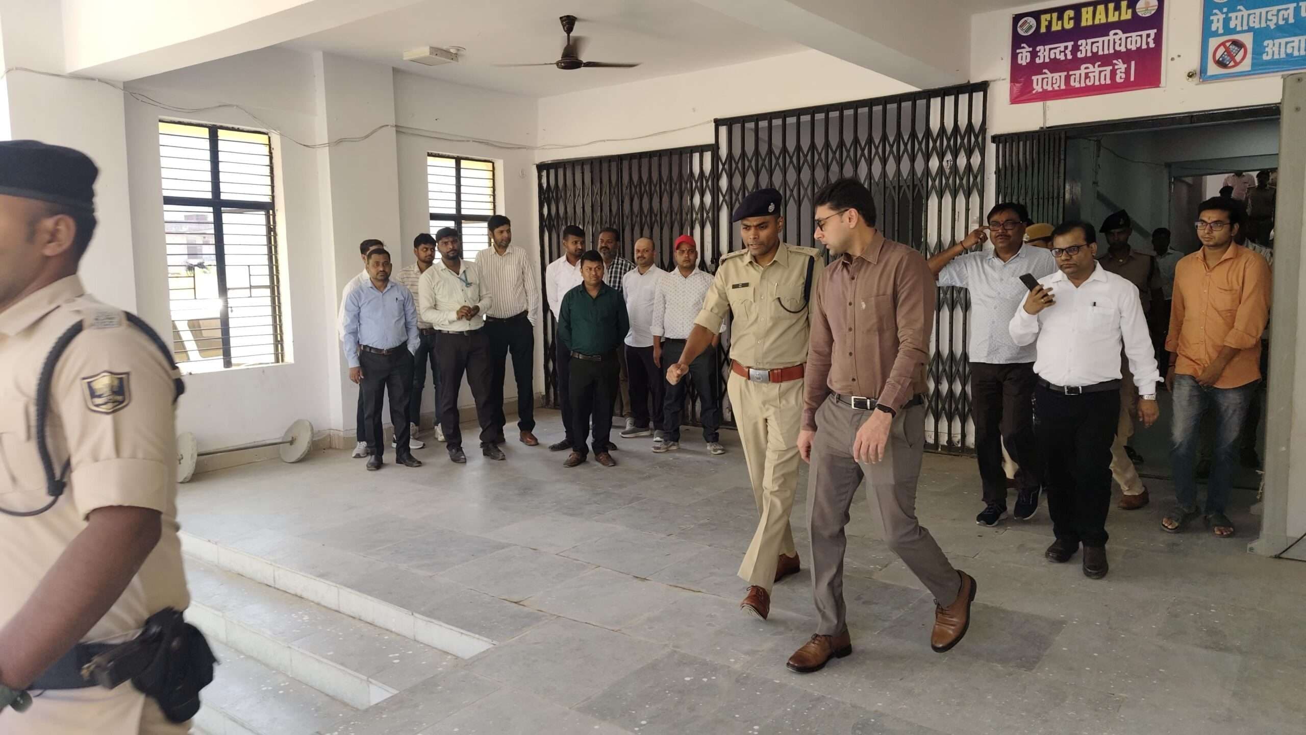 डीएम व एसपी ने वेयरहाउस का किया निरीक्षण