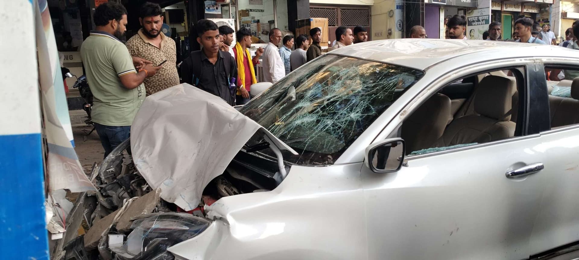 नशे में कार चालक ने आठ लोगों को मारी टक्कर, गुस्सायी भीड़ ने कार में की तोड़फोड़