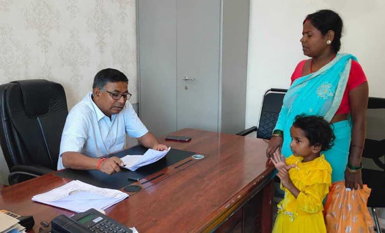 Giridih news :जिला नजारत उप समाहर्ता ने सुनी आमजनों की शिकायत
