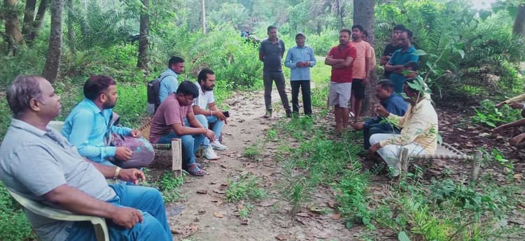 Seraikela Kharsawan News : सड़क की गुणवत्ता ठीक नहीं होने पर लाभुक समिति को फटकारा