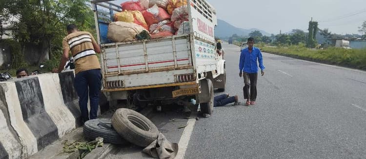 Seraikela Kharsawan News : टायर फटने से वैन ओवरब्रिज के रेलिंग से टकराया, विक्रेता घायल