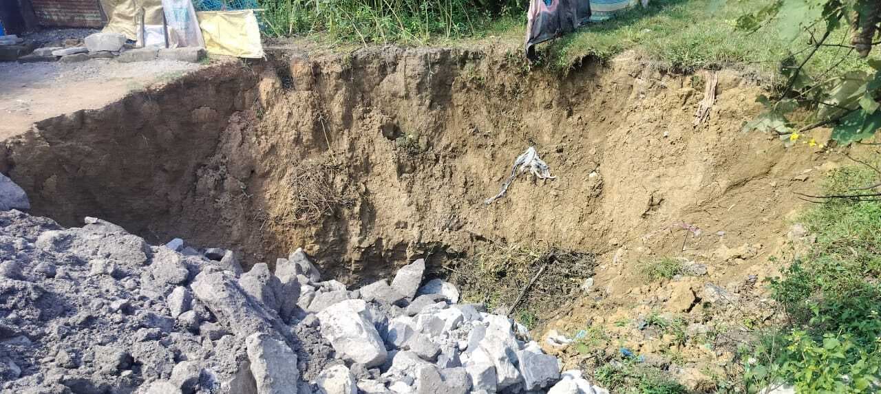 Giridih News :рднреВ-рдзрдВрд╕рд╛рди рд╕реЗ рдмрдиреЗ рдЧрдбреНрдвреЗ рдХреА рдУрдмреА рд╕реЗ рдХреА рднрд░рд╛рдИ