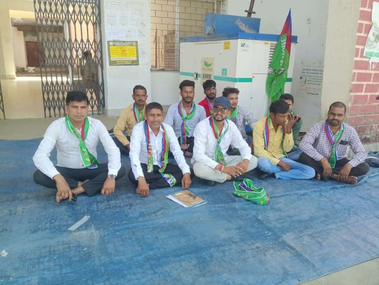 Giridih News :आजसू नेताओं ने दिया मांगों के समर्थन में धरना