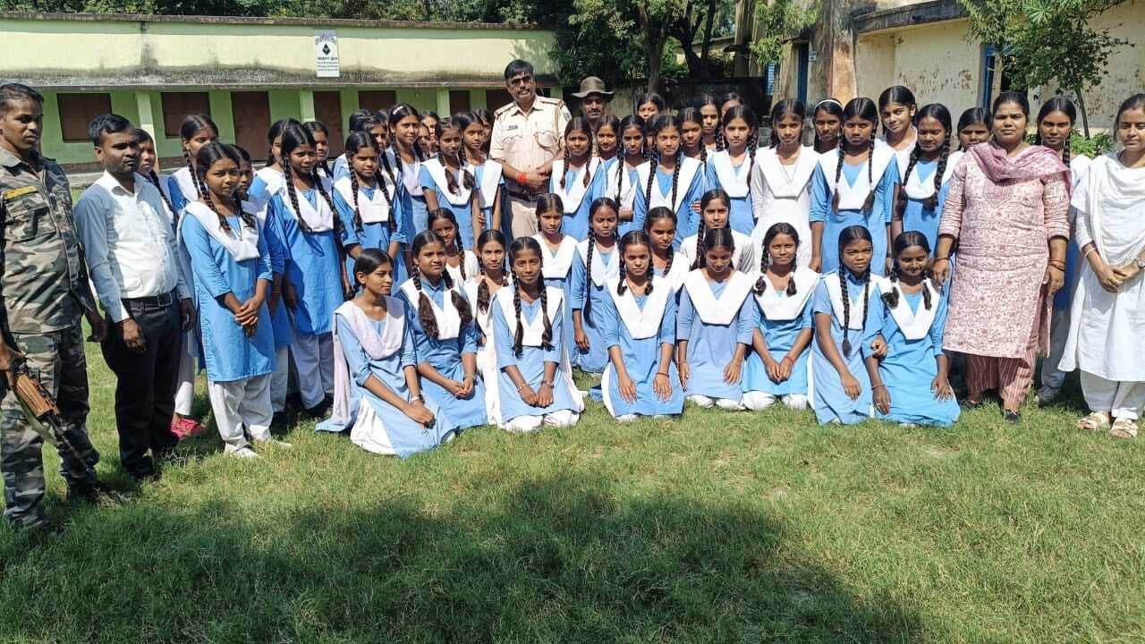 Bokaro News : स्कूलों में पुलिस ने किया जागरूकता कार्यक्रम