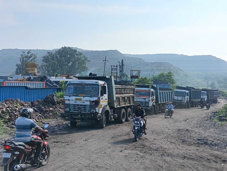 Dhanbad News : हाइवा की चपेट में भैंस घायल, विरोध में 20 घंटे ट्रांसपोर्टिंग ठप