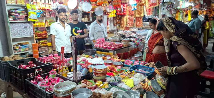 धनरेरस व दीपावली को लेकर सजने लगा बाजार