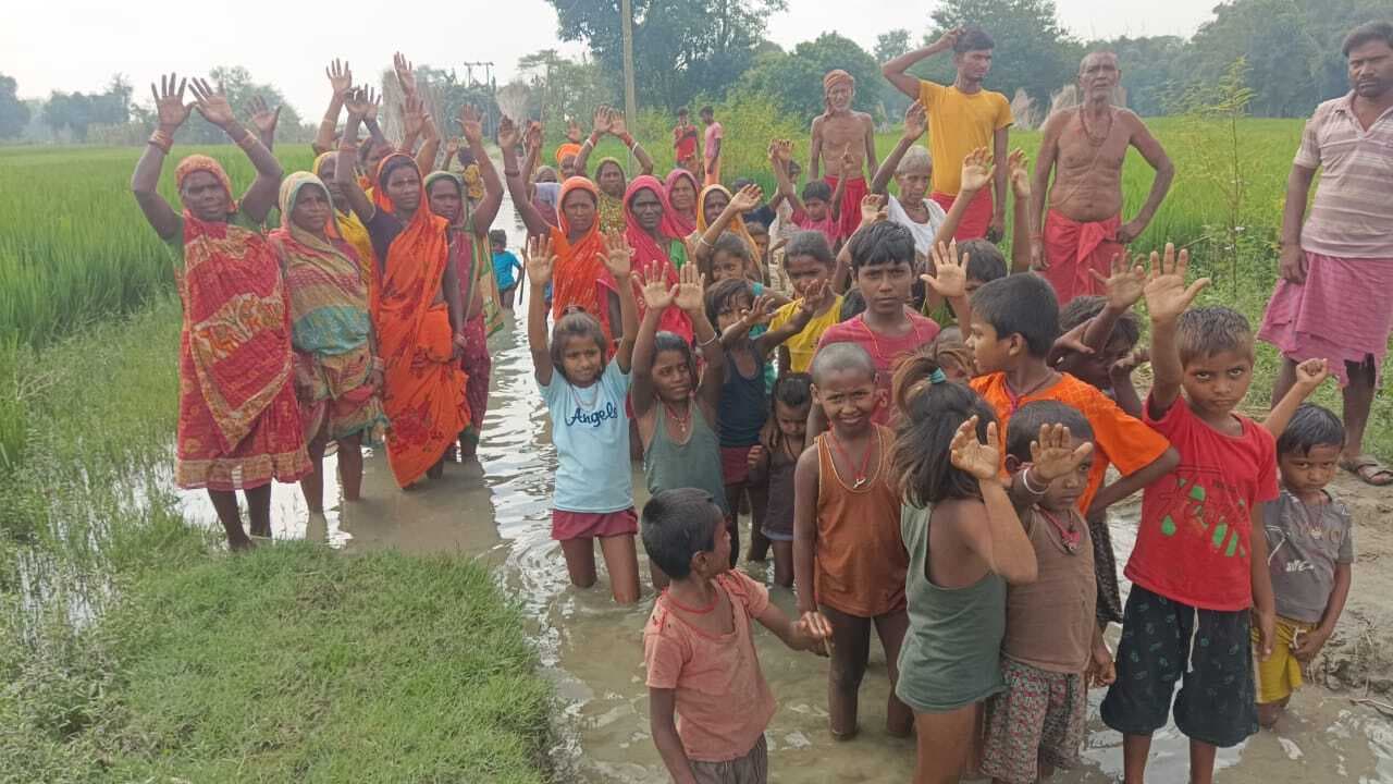 सड़क नही बनने पर ग्रामीणों ने किया प्रदर्शन