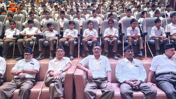 Motihari: स्वयंसेवकों ने शस्त्र पूजन व पथ संचलन के साथ मनाया विजयादशमी उत्सव