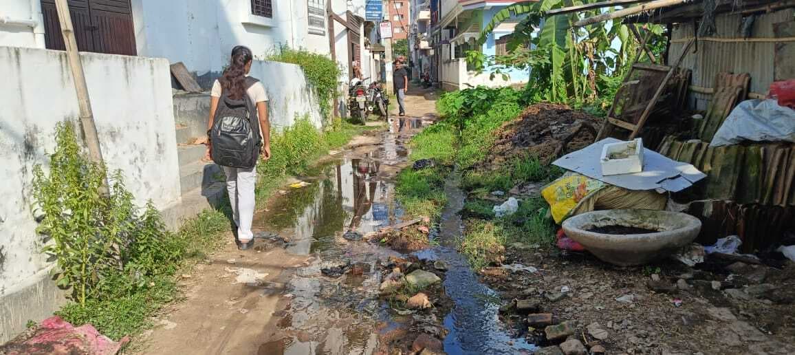 वार्ड 21 लीची बगान मोहल्ले की सड़कों पर जलजमाव पर किसी का ध्यान नहीं