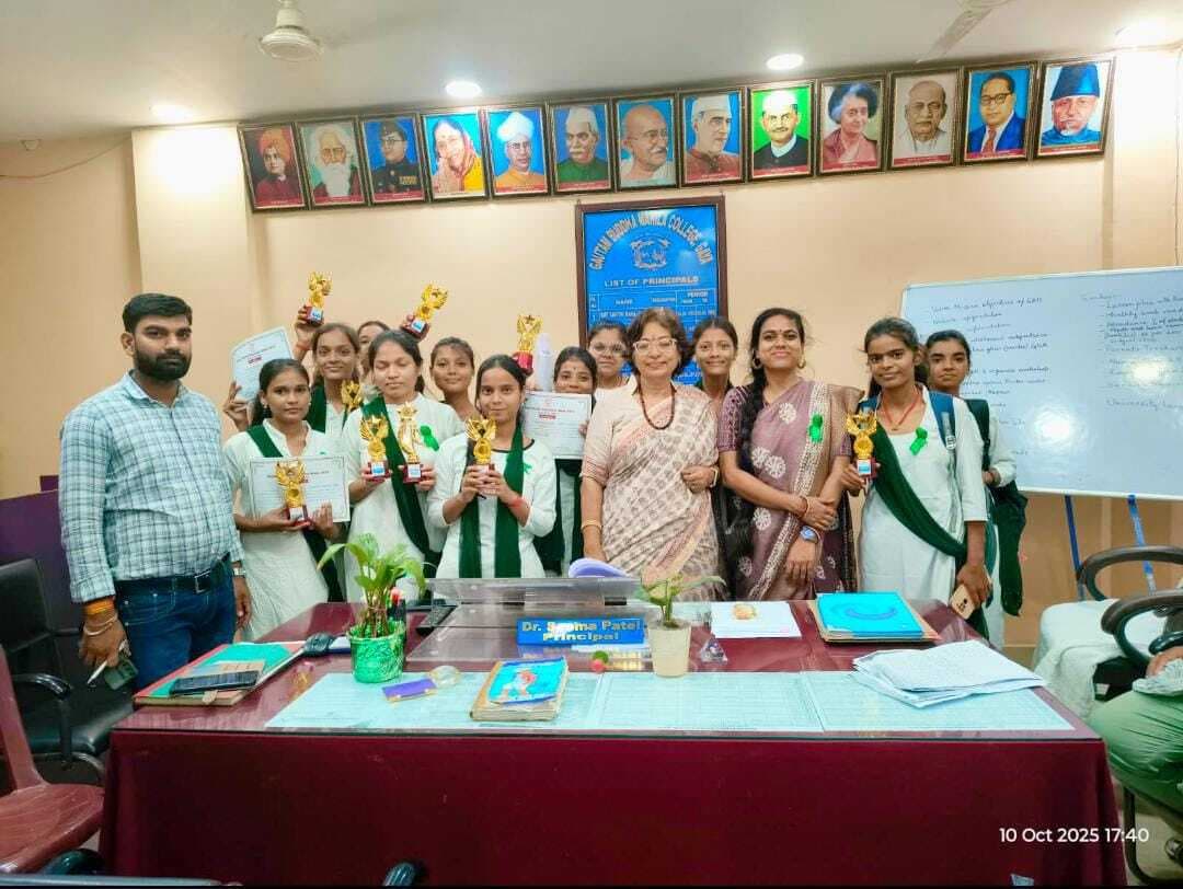 निबंध प्रतियोगिता में प्रथम स्थान प्राप्त करने पर प्राचार्य ने छात्रा को दी बधाई