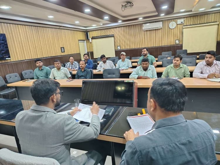 अधिकारियों के साथ डीएम ने की बैठक