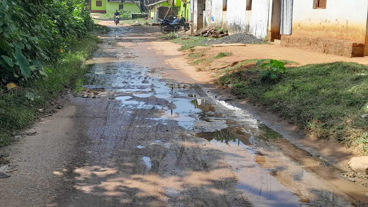 दुधिचुआं में सड़क पर बह रहे गंदे पानी की सड़ांध से जीना हो रहा दूभर