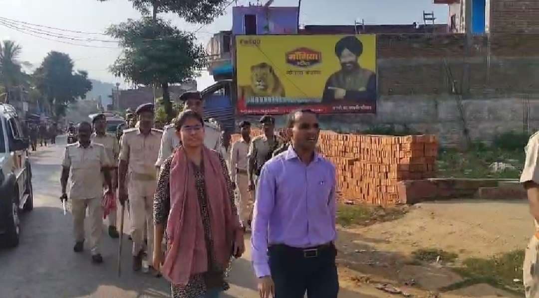 पुलिस ने बीएसफ जवानों के साथ किया फ्लैग मार्च