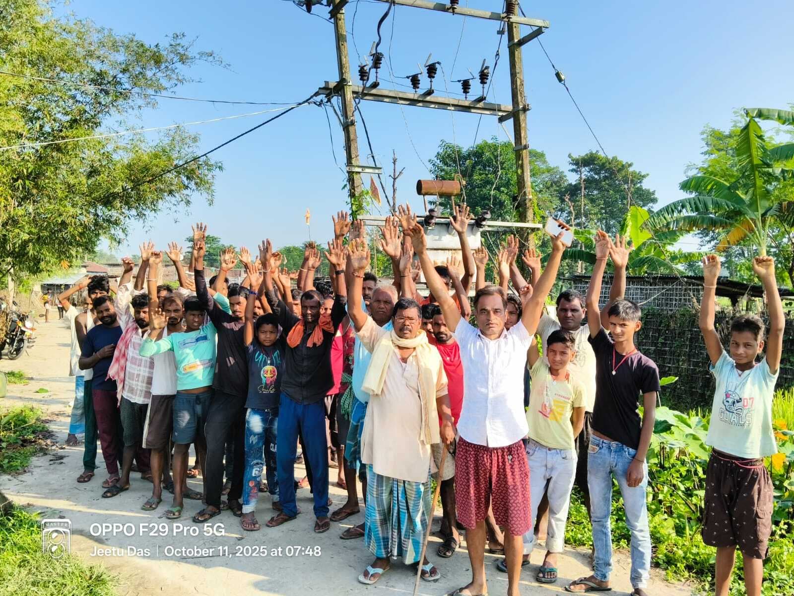 ट्रांसफॉर्मर नहीं बदलने पर लोगों ने किया प्रदर्शन