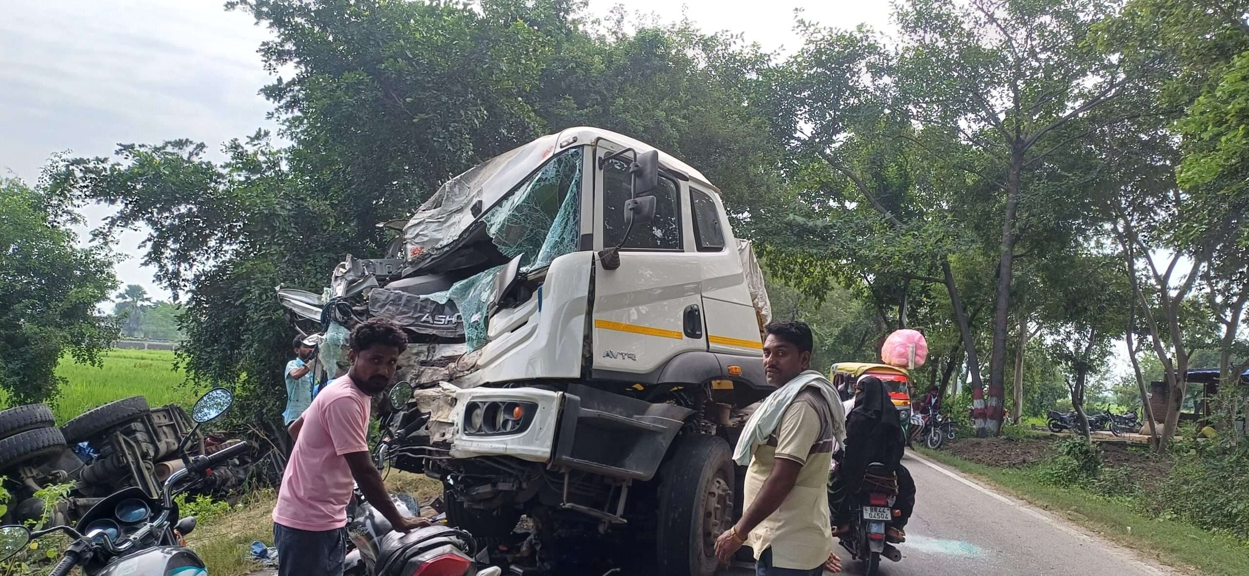 Sasaram News : दो ट्रकों की भिड़ंत में एक चालक की मौत, दूसरे ट्रक के चालक व खलासी घायल