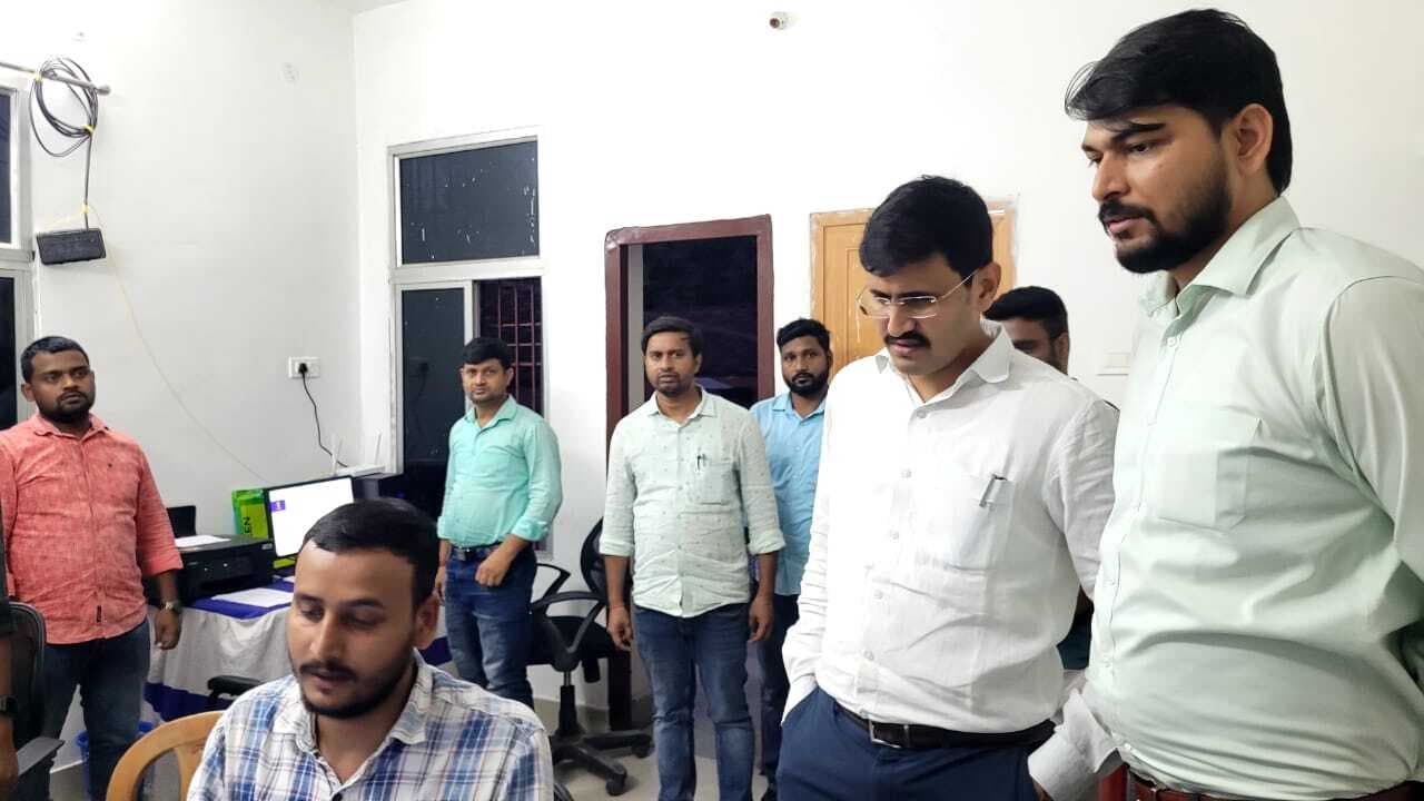 विधानसभा चुनाव: डीएम ने प्रेस क्लब में संचालित विभिन्न कोषांगों का किया निरीक्षण