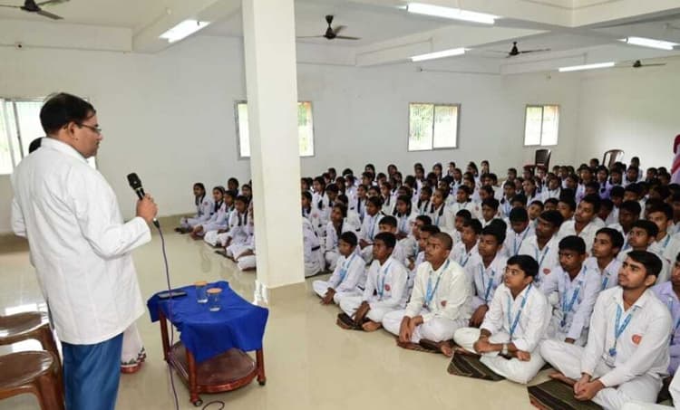 Chaibasa News : मानसिक स्वास्थ्य ठीक रहने से कार्यक्षमता बढ़ती है: डॉ चटर्जी