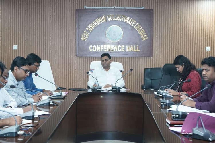 Chaibasa News : आपदा प्रभावित 253 परिवारों को शीघ्र मुआवजा दें
