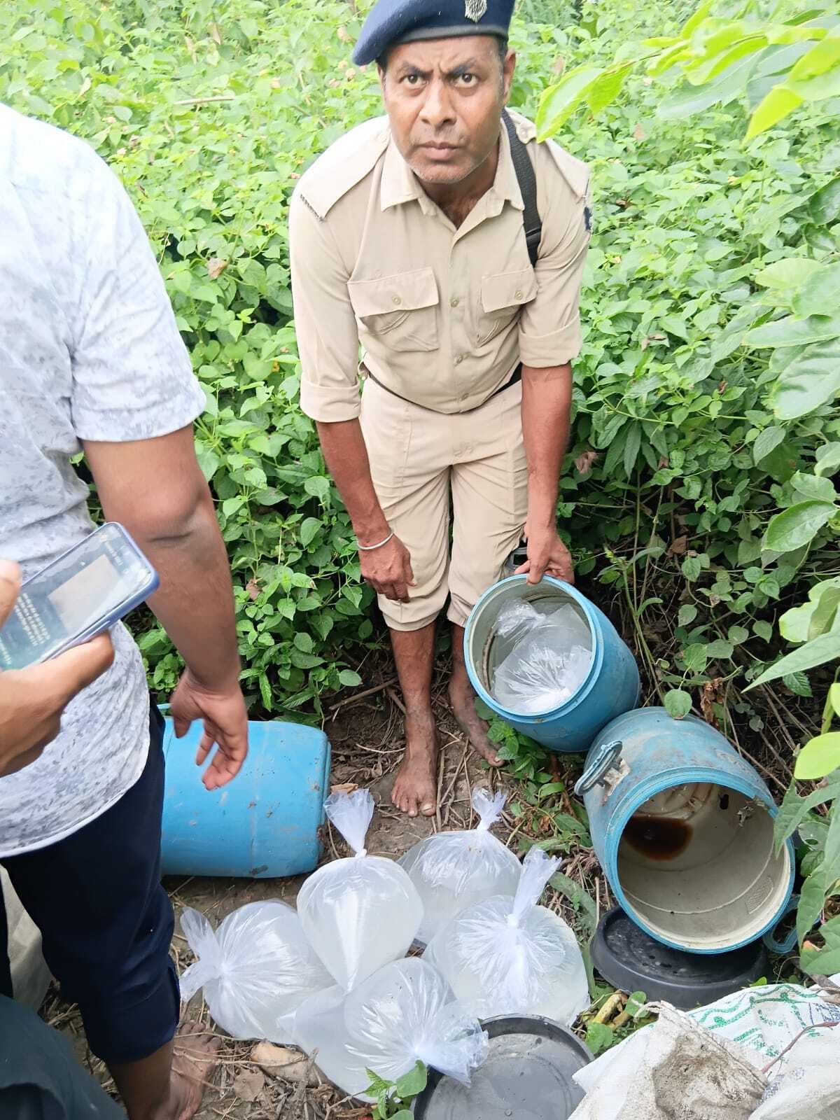 तकिया से 40 लीटर महुआ शराब जब्त