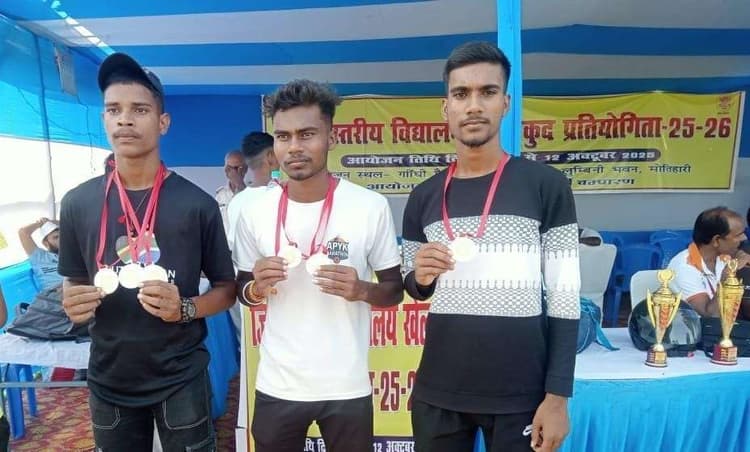 Motihari: महादेव साह हाईस्कूल के तीन छात्रों ने जिलास्तरीय प्रतियोगिता में लहराया परचम