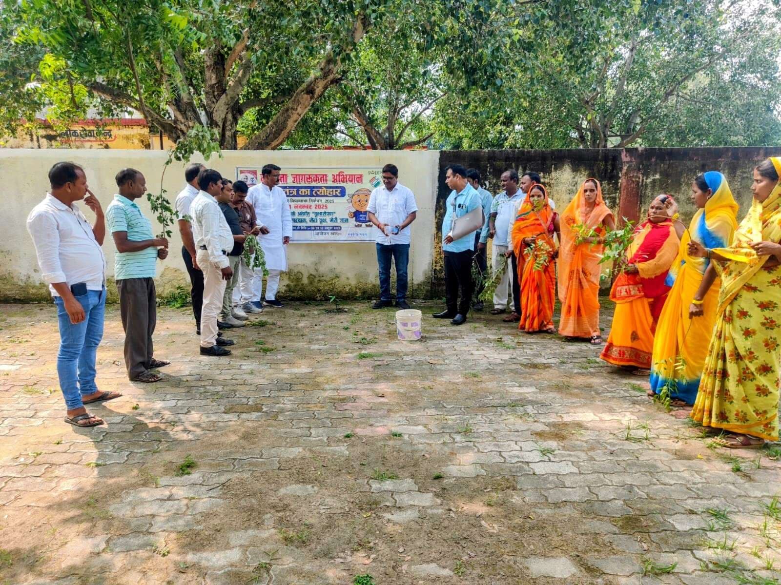 पौधरोपण के साथ मतदान के लिए चला जागरूकता अभियान