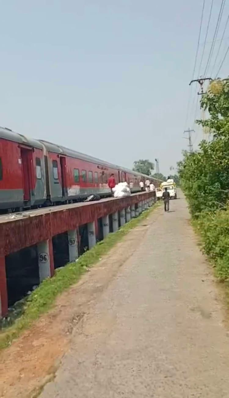 महाबोधि एक्सप्रेस में सांप रहने की सूचना से हड़कंप, बदली गयी बोगी