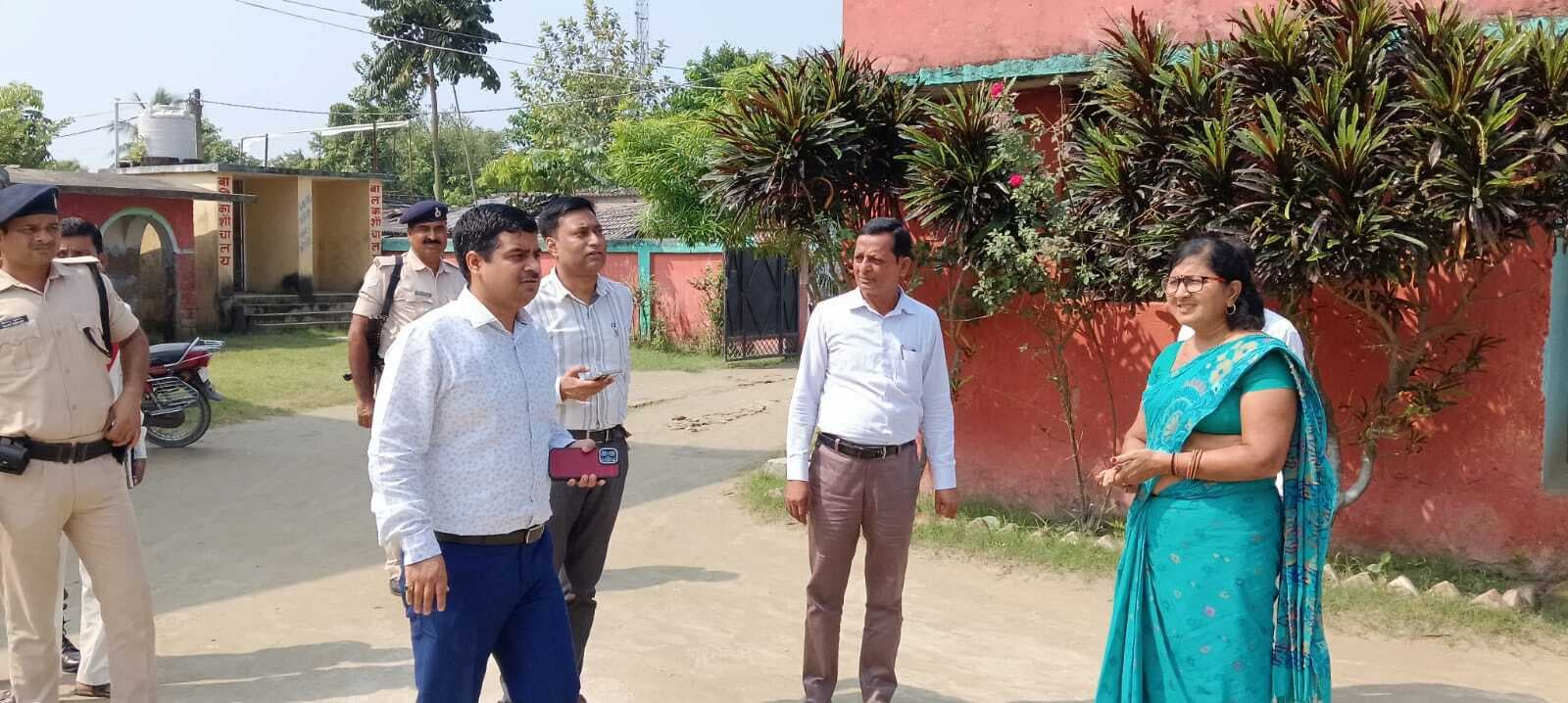 मतदान केंद्रों पर न्यूनतम सुविधाओं की समीक्षा, डीएम ने किया निरीक्षण