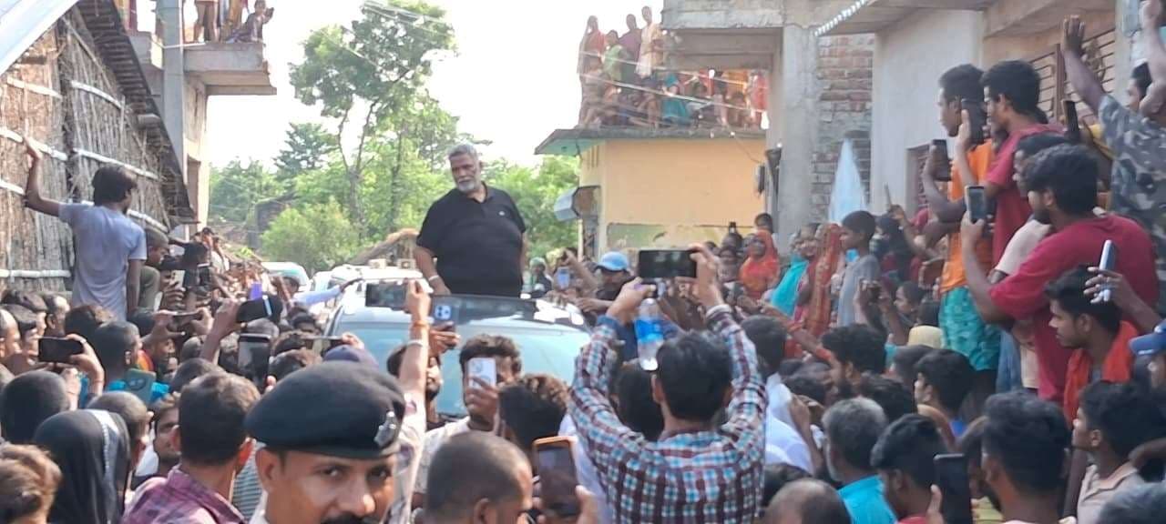 बैरो गांव में हत्या पर पप्पू यादव ने पीड़ित परिजनों से की मुलाकात, कहा ‘गुंडाराज बर्दाश्त नहीं