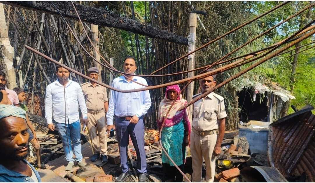 अगलगी में तीन घर जलकर राख, नकद व सामान नष्ट