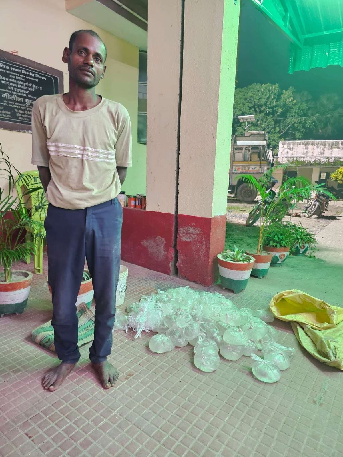 सर्च अभियान के दौरान 44 लीटर देसी महुआ शराब के साथ एक तस्कर गिरफ्तार