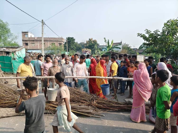 Samastipur News:पानी की समस्या को लेकर ग्रामीणों ने किया सड़क जाम