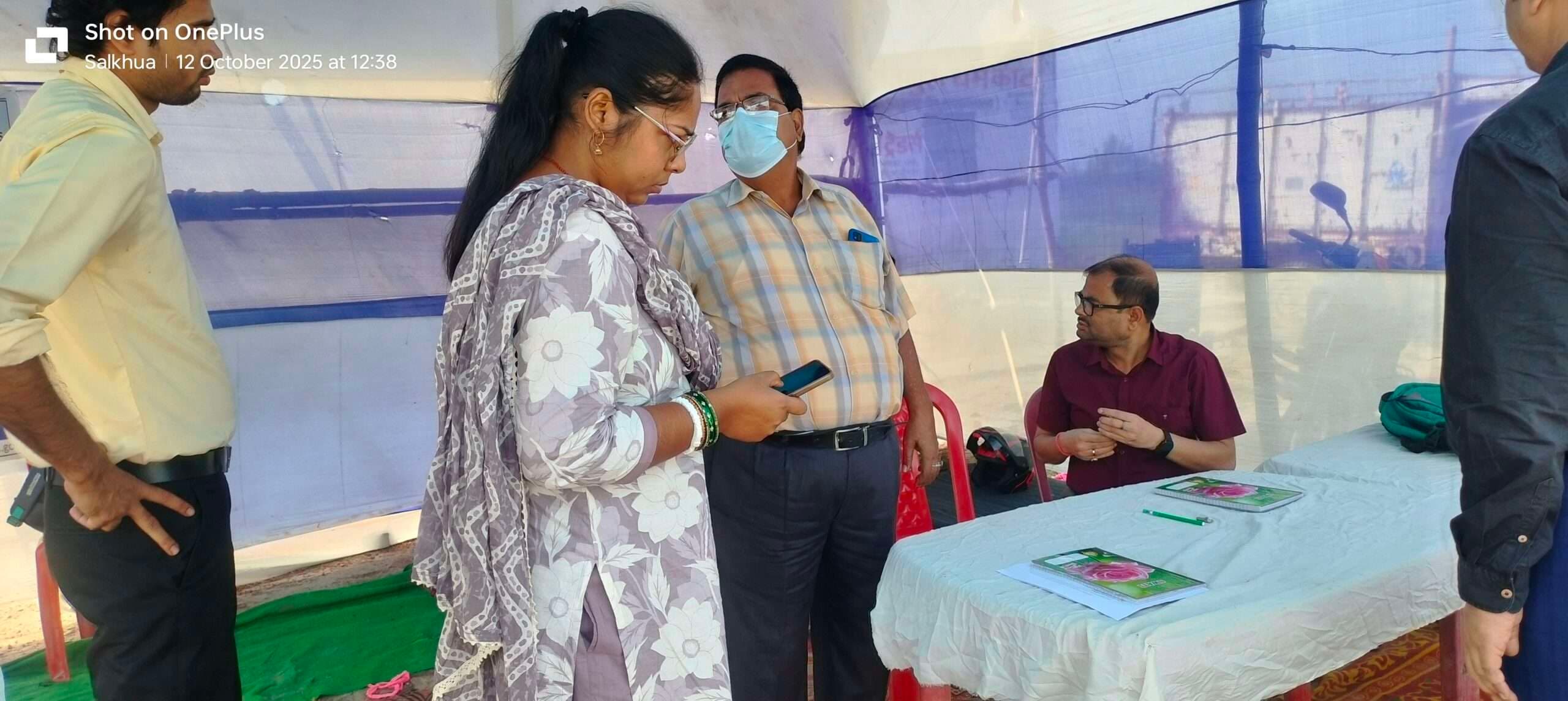 चेक पोस्ट व्यवस्था में कमी को लेकर नोडल अधिकारी ने टेंट ठेकेदारों को जमकर लताड़ा