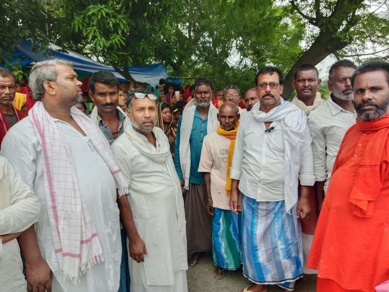 सड़क निर्माण को लेकर ग्रामीणों ने किया प्रदर्शन