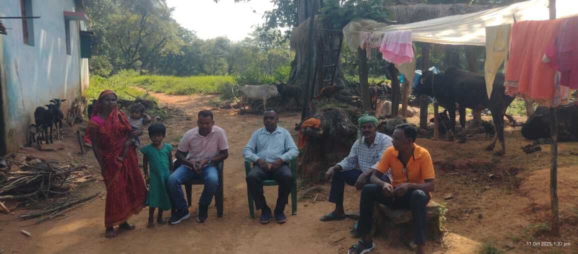 झामुमो प्रखंड कमेटी ने हाथी प्रभावित गांव का किया दौरा