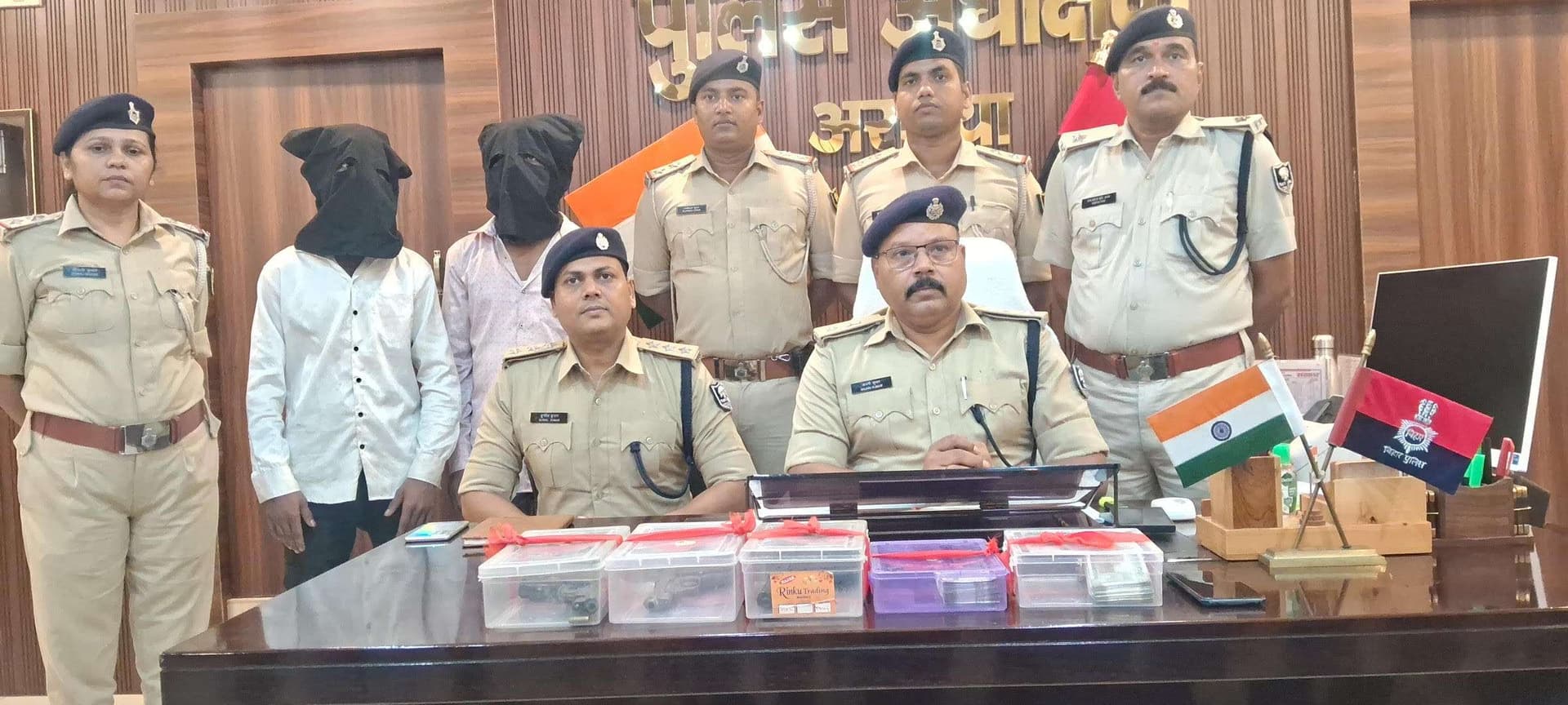 दो पिस्टल के साथ दो लुटेरों को पुलिस ने पकड़ा