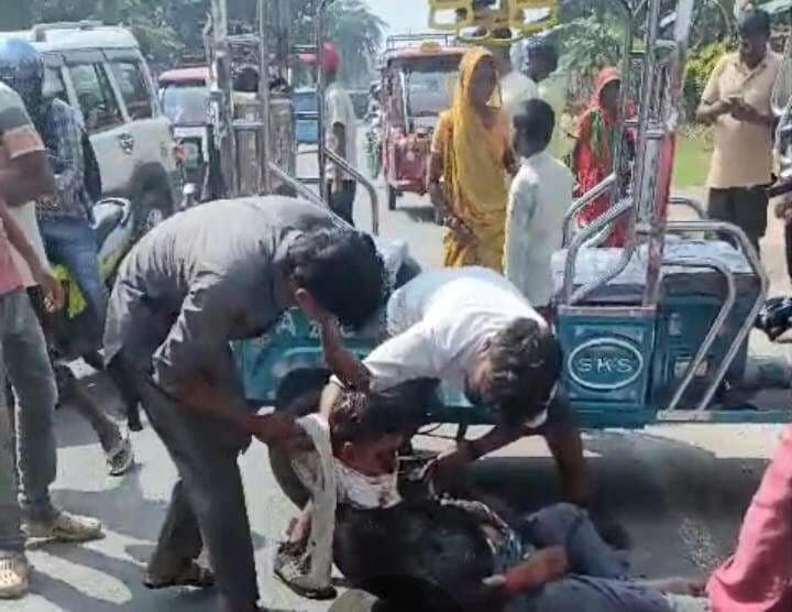 ई-रिक्शा व ट्रैक्टर में टक्कर, एक की मौत, तीन घायल