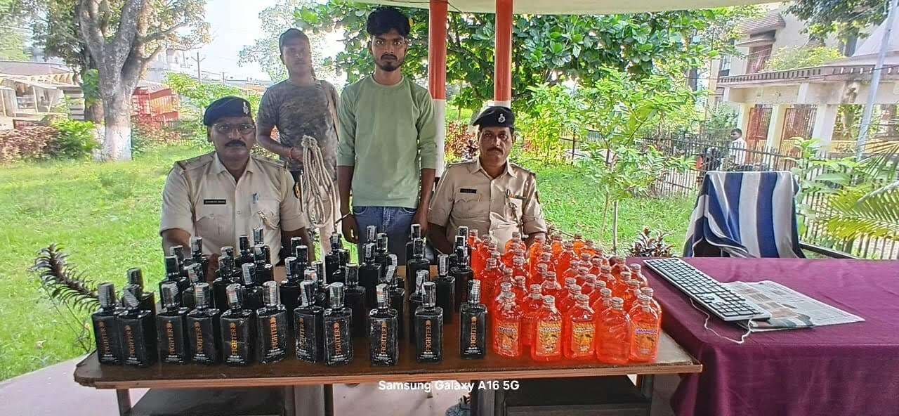 33 लीटर शराब के साथ तस्कर गिरफ्तार
