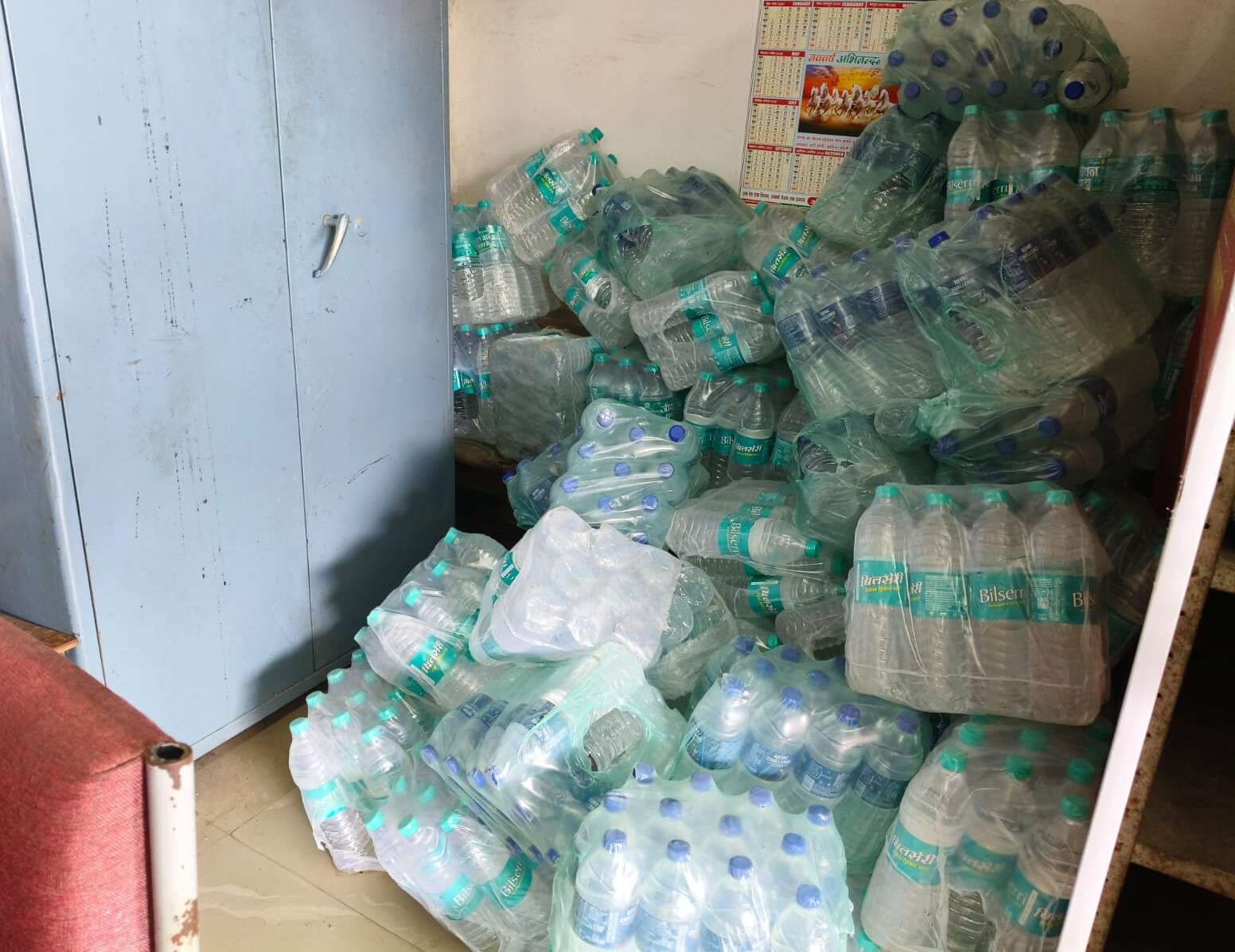 लिच्छवी एक्सप्रेस में अवैध लोकल ब्रांड के पानी की भारी खेप जब्त, यात्रियों के स्वास्थ्य से खिलवाड़