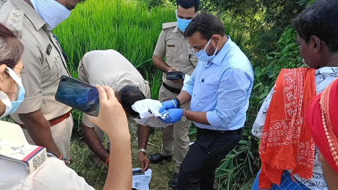 कुम्हिला गांव में पेड़ से लटकता मिला युवती का शव