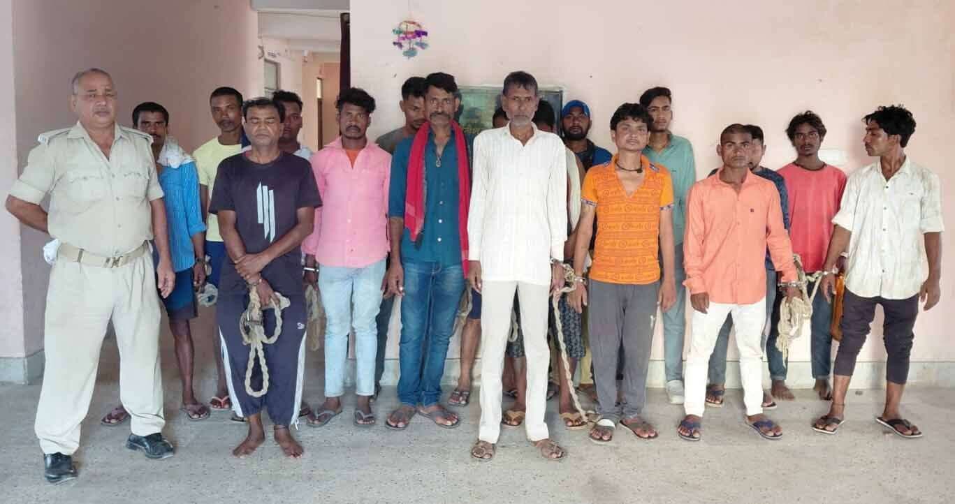 चार शराब तस्कर समेत एक दर्जन शराबियों को किया गिरफ्तार