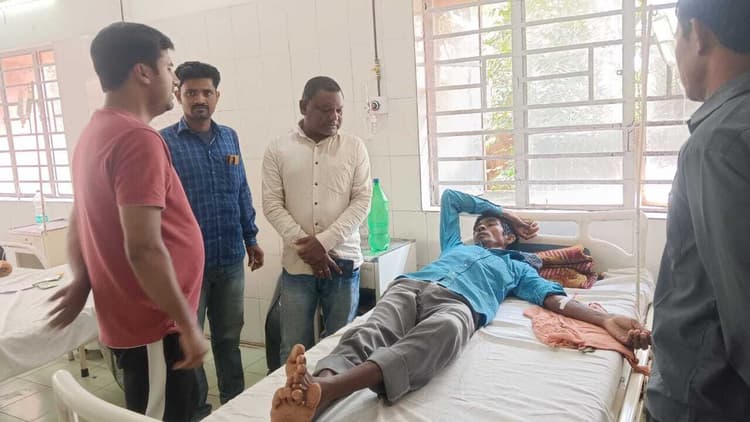 East Singhbhum News : दांदुडीह गांव में फैला डायरियाछह ग्रामीण अस्पताल में भर्ती