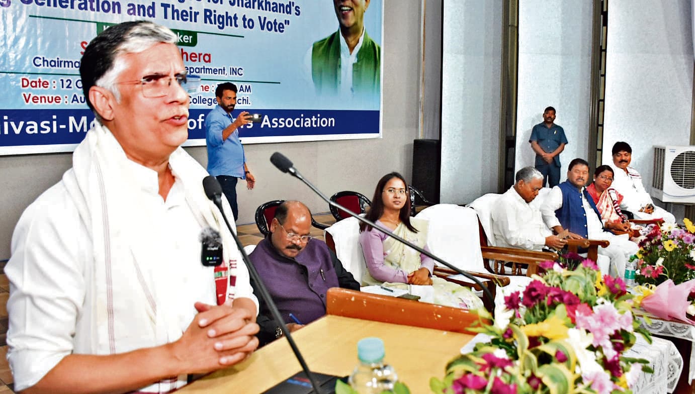 ranchi news : एसआइआर के नाम लोगों से तब के कागज मांगे जा रहे हैं, जब कागज का आविष्कार भी नहीं हुआ था : पवन खेड़ा