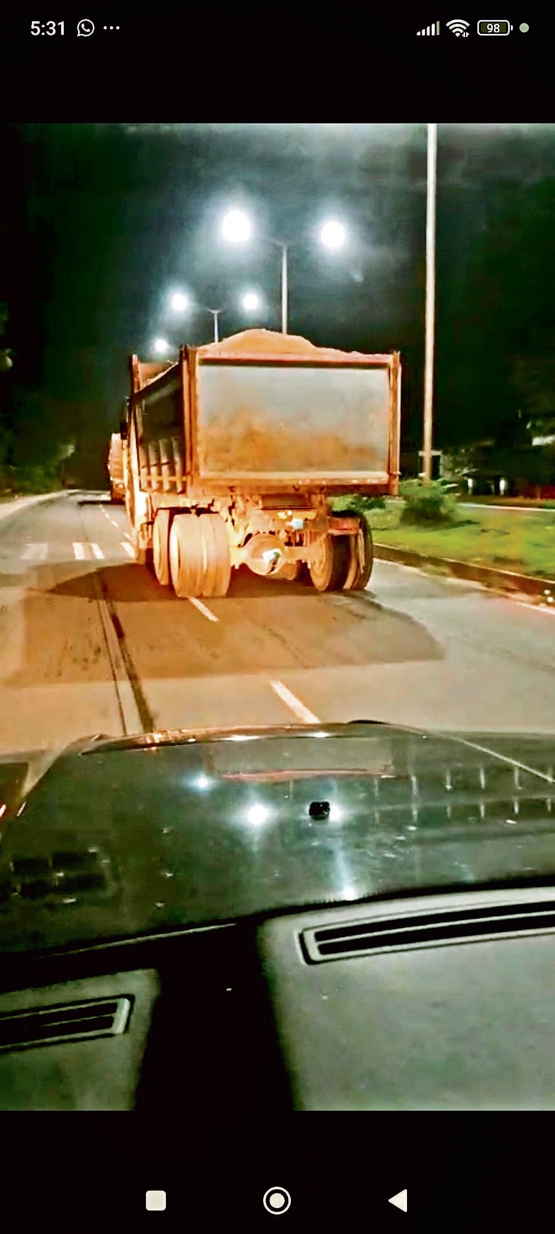 ranchi news : हाइकोर्ट और डीजीपी का आदेश भी बेअसर, धड़ल्ले से दौड़ रहीं अवैध बालू लदी गाड़ियां