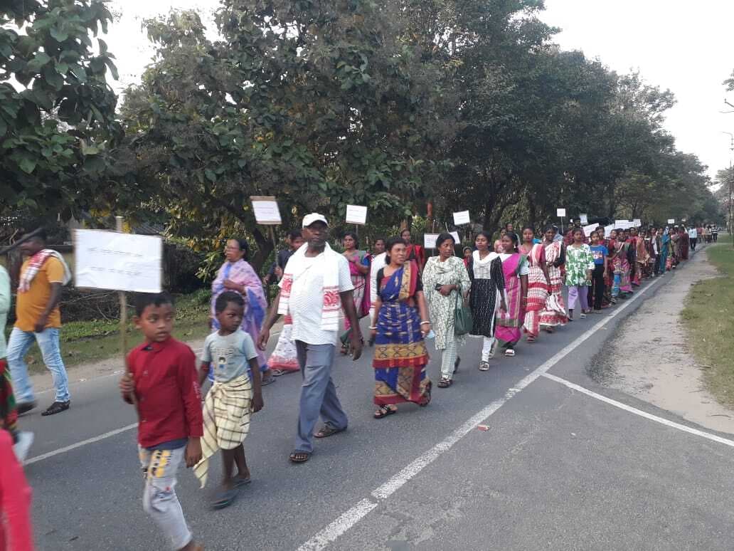 Dhanbad News: आदिवासियों ने मैथन में निकाली विरोध रैली