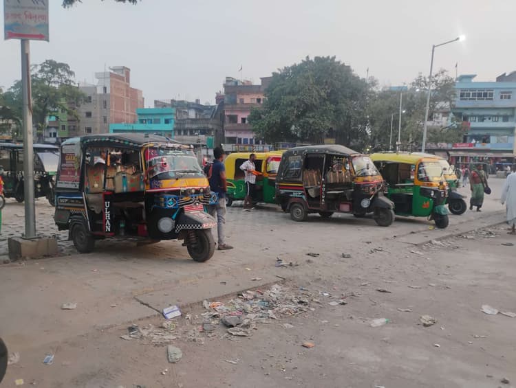 जंक्शन परिसर में बन रहा ऑटो स्टैंड, शौचालय व यात्री शेड को मिलेगी सुविधा