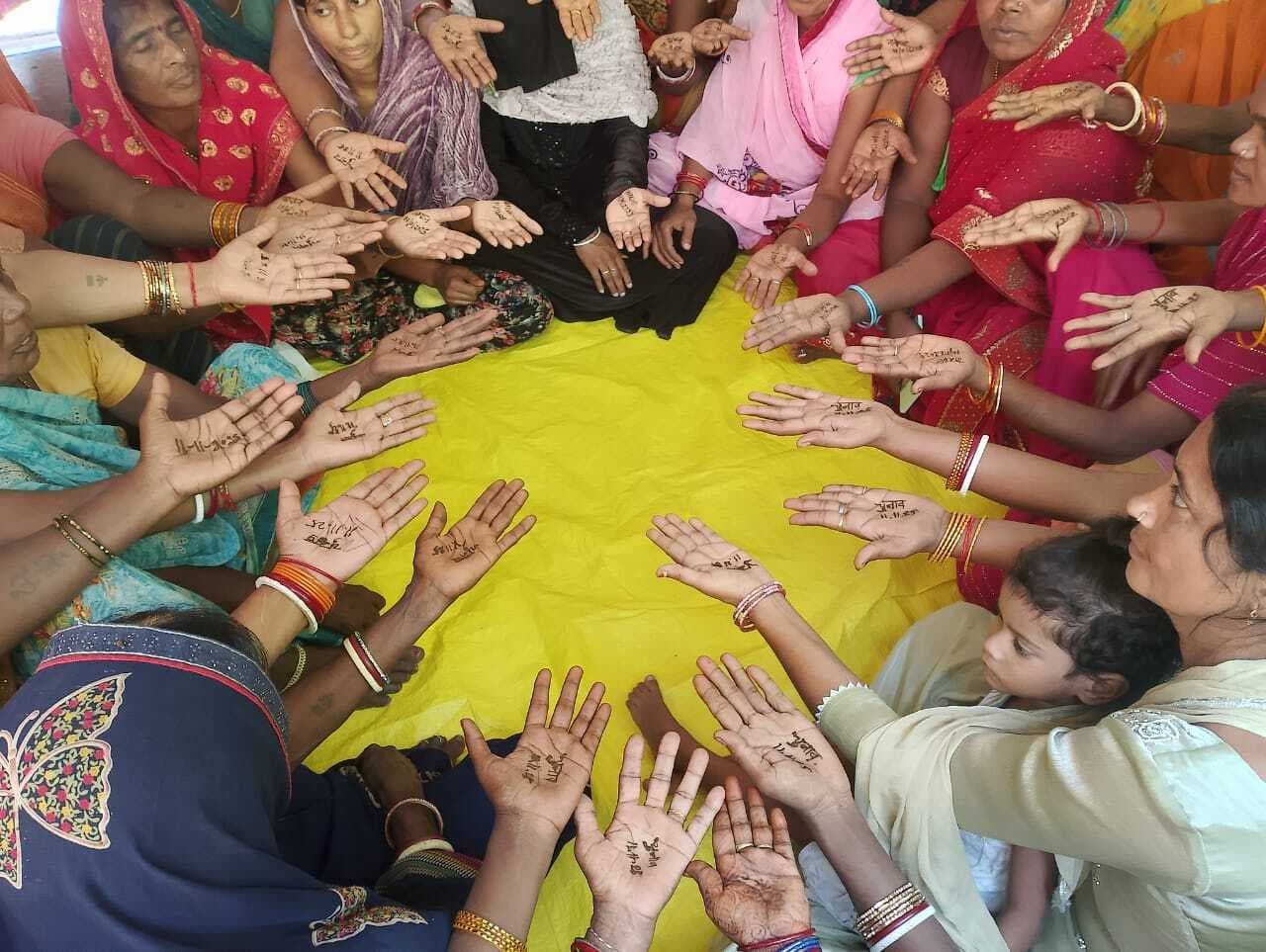 मेहंदी प्रतियोगिता आयोजित कर वोटरों को किया जागरूक