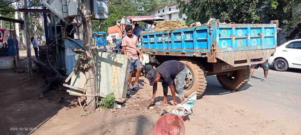 सफाई कर्मियों की सुरक्षा में अनदेखी, बिना मास्क-दस्ताने के उठा रहे कचरा