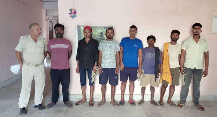 33 लीटर शराब के साथ दो तस्कर व पांच शराबी गिरफ्तार